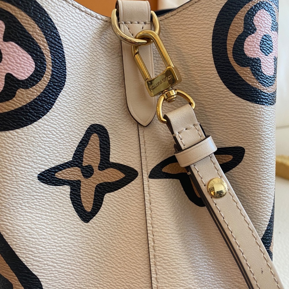 Louis Vuitton NeoNoe Wild at Heart - Picture 12 of 15